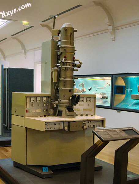 An electron microscope from 1973.jpg
